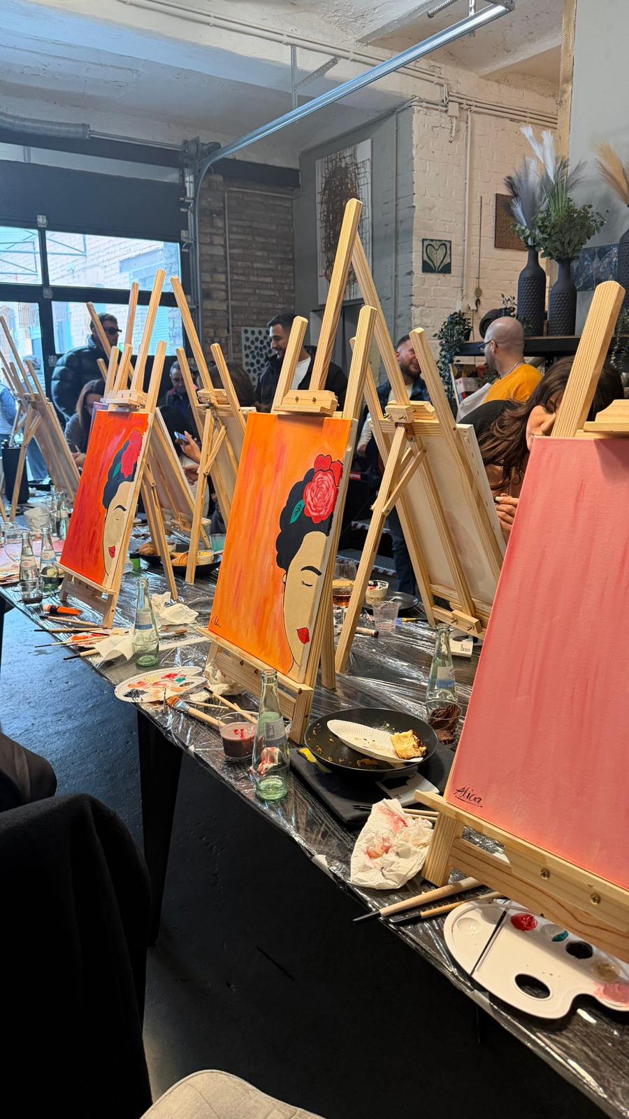 Sip & Paint Frida Workshop — Teilnehmer beim Malen